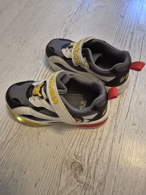 Elbląg ADIDASY dziewczynka/chłopiec
Sneakersy ze świecącą podeszwą LED Poké mon
Używane kilka razy - kupiłam za