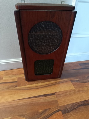 Elbląg Sprzedam wiszącą szafkę (kiedyś zabudowa zegara), w kolorze brązu, wymiary wys.52cm sze.29cm. Zapraszam do kupna!