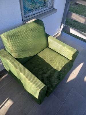 Elbląg Fotel w stylu PRL z funkcją rozkładania do spania. Mebel w zielono kratę, zachowany w dobrym stanie użytkowym.