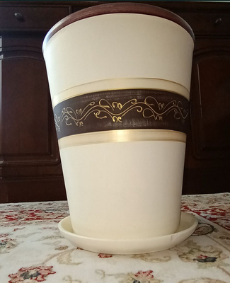 Elbląg Donica ceramiczna mało używana. Wysokość 36 cm
Średnica 30 cm
Kolory beżowo-brązowa.
W środku donicy widoczne