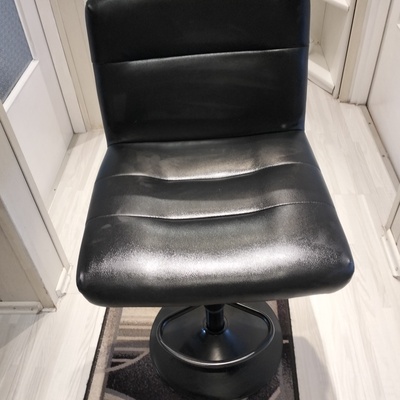 Elbląg Sprzedam okazyjnie fotel ( krzesło obrotowe) kolor czarny z eko skóry. .