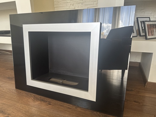 Elbląg Sprzedam biokominek na biopaliwo firmy Planika. Kolor czarny. Wymiary szerokość 90cm, wysokość 73cm. Do