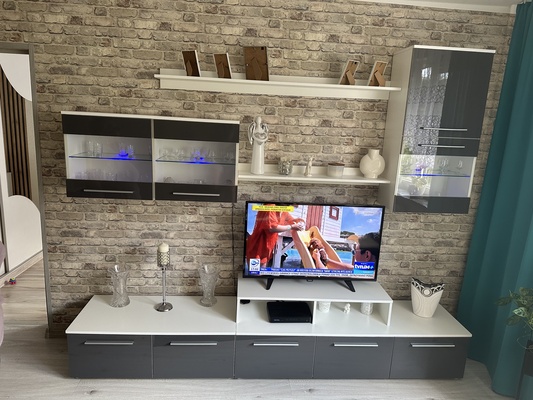 Elbląg Sprzedam meblościankę w stanie bdb (bez uszkodzeń) 
Wymiar dl: 250 cm szer: 45 cm wys: w zależności od