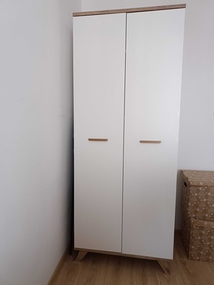 Elbląg Sprzedam szafę dwudrzwiową w kolorze białym z elementami dębu, o wymiarach: wys. 199 x szer. 80 x gł. 57 cm.
