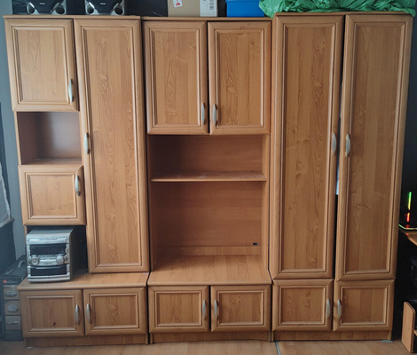 Elbląg Sprzedam meblościankę składającą się z 5 części o wysokości 210 cm. Trzy moduły szerokość 80 cm, witryna 60 cm
