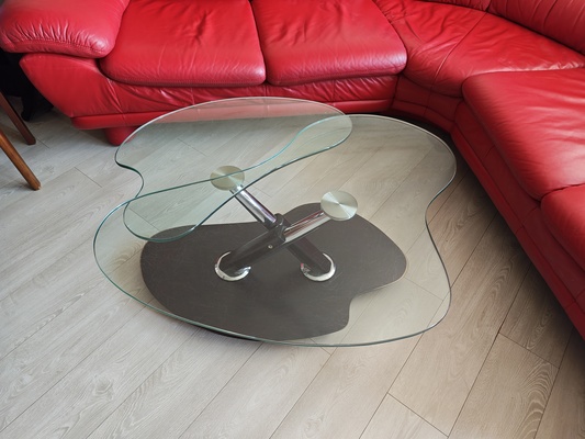 Elbląg Sprzedam efektowny stolik kawowy, który łączy w sobie nowoczesny design z funkcjonalnością. 
Mebel wyróżnia się