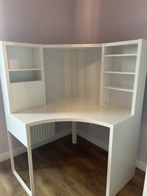 Elbląg Biurko Ikea Micke, wewnątrz tablice magnetyczne, pod blatem półka na kable i przedłużacze. Stan używany ale