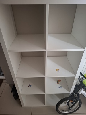 Elbląg Oddam za darmo dwa regały Kallax, 77x147 cm, kolor biały, oba używane ze śladami użytkowania (zdjęcia)