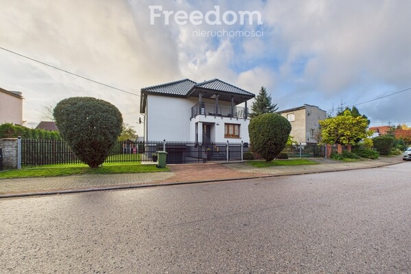 Elbląg FREEDOM NIERUCHOMOŚCISprzedam dom - Pasłęk, Kusocińskiego. Na sprzedaż oferuję komfortowy dom