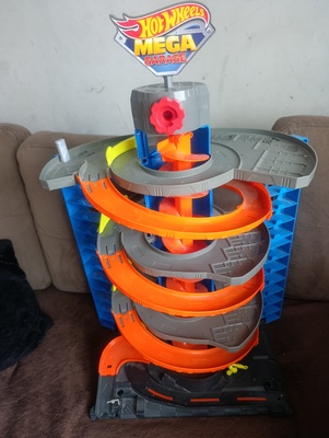 Elbląg Sprzedam tor garaż hotwheels. Stan bardzo dobry wszystko sprawne jedynie do umycia bo stał długo nie używany.