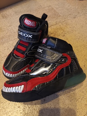 Elbląg Sprzedam buty sportowe dla chłopca marki GEOX, rozmiar 27,wkładka 18 cm. Podeszwy świecą przy chodzeniu. Stan