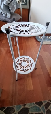 Elbląg Sprzedam rzeczy widoczne na zdjęciach; 
Stojak kwietnik metalowy 2 poziomowy. 70zl
Sztuczna Juka 65cm