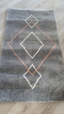 Elbląg Sprzedam nowy szary  dywanik ze wzorkiem geometrycznym. Mięciutki 
Wymiary: 80x150.Kupiłam bez wymierzenia i