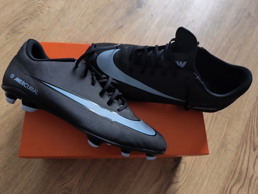 Elbląg Sprzedam korki Nike Merc roz 45.Ubrane dwa razy na lekcje W-F. Korki zostały zakupione w Sportsdirect 24 kwietnia