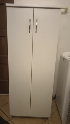 Elbląg Szafka stojąca, biała, z półkami.