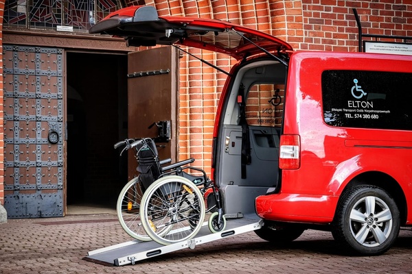 Elbląg - Transport osób poruszających się na wózku inwalidzkim - Bezpieczne znoszenie/wnoszenie osób po schodach