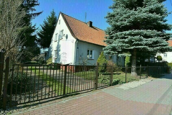 WGN Nieruchomości oddział Elbląg prezentuje Państwu dom typu bliźniak w centrum Pasłęka. Dom o powierzchni 100,49m2,3
