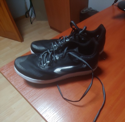Elbląg Sprzedam w super atrakcyjnej cenie komplet dla mlodego lekkoatlety w ktorego sklad wchodza:
- buty kolce KIPRUN