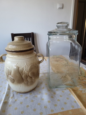 Elbląg Sprzedam dwa pojemniki, z pokrywką, do użytku w kuchni. Stan idealny. Cena podana za jeden pojemnik.