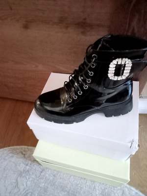 Elbląg Sprzedam buty emu 40.buty lakierowane 39.i botki 39.wszystkie pary 40 zł. buty są nowe.