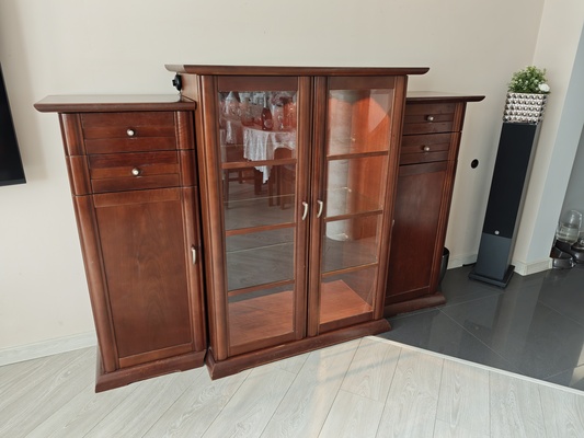 Elbląg Na sprzedaż oferuję luksusowy zestaw mebli renomowanej marki Klose z kolekcji Milo. 
Meble wykonane z ogromną