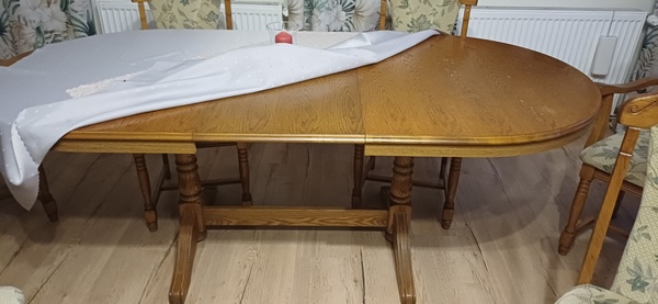 Elbląg Sprzedam rozkładany stół dębowy z 6 krzesłami. 
Stół złożony ma długość 160 cm, ma wstawkę o szerokości 45 co
