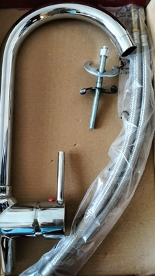 Elbląg Sprzedam różności ze strychu:
żyrandol w kolorze starego złota z mleczno-przezroczystymi 3 kloszami -50zł nowe