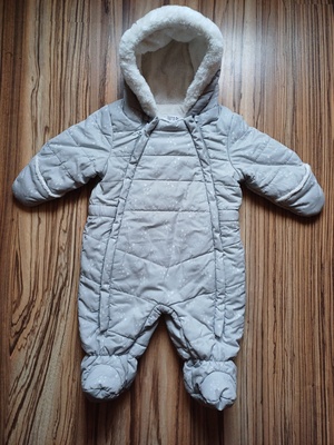 Elbląg C&A kombinezon niemowlęcy ocieplany rozmiar 62 unisex szary w drobne serduszka stan doskonały