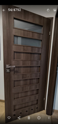 Elbląg Drzwi łazienkowe lewe - jedna para, szerokość 80 cm. Drzwi w kolorze ciemny orzech + mleczne szkło. Klamka w