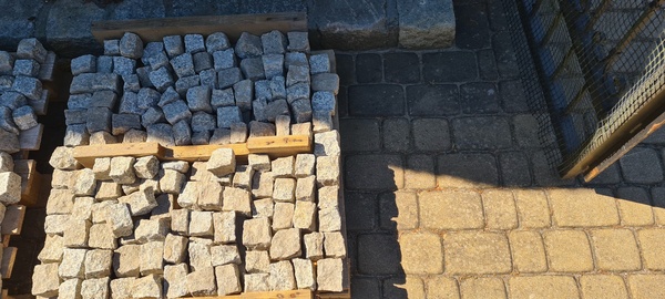 Elbląg Sprzedam kostkę brukową, widoczną na zdjęciu. Dwie duże palety - każda 25 zł, mała paleta 15 zł. Odbiór we