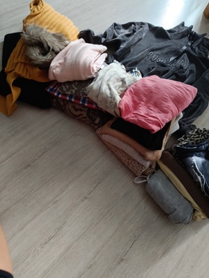 Elbląg Sprzedam dwa wory ciuchów damskich rozmiar s-m, sukienki, bluzki, sweterki, spodnie, bluzy itp. Całość 70zł.