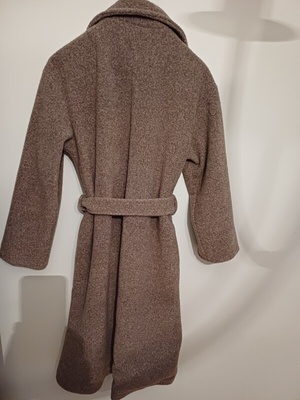 Elbląg SPRZEDAM NOWY PŁASZCZ ala bukla, zapinany na dwa guziki i wiązany w pasie, producent HC MODA ITALIA, szerokość