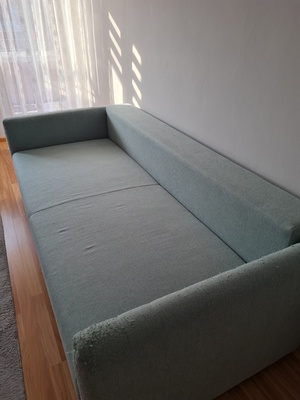 Elbląg Sprzedam sofę trzyosobową z pojemnikiem na pościel, rozkładana. Sofa odświeżona, nosi ślady zadrapań na bokach