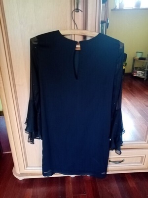 Elbląg Sprzedam sukienkę (kupiona w H& M). 
Rozmiar 36.
Z tyłu haftka. 
Na 165 cm wzrostu. 
Na szczupłą osobę. 
Buty