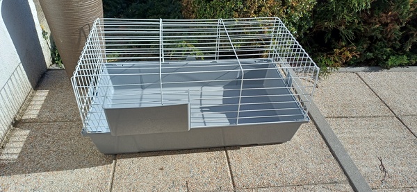 Elbląg Sprzedam klatkę dla świnek morskich/ królika wraz z trocinami. 
Wymiary 76x46x36