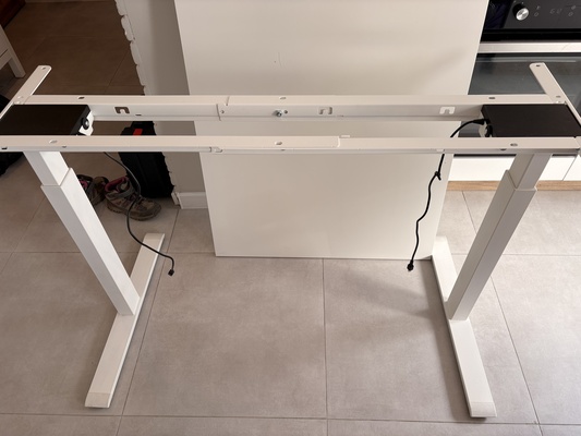 Elbląg Biurko elektryczne IKEA Rudolf 140x80 w kolorze białym. Widoczne ślady użytkowania na powierzchni blatu.