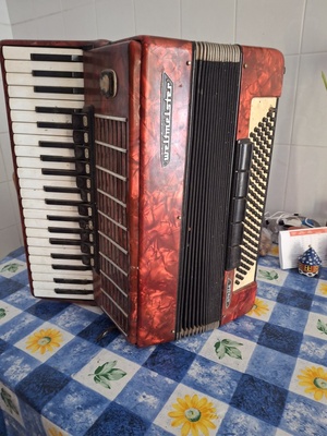Elbląg Sprzedam trzy akordeony w pakiecie za 1200zl. Zainteresowanym prześlę więcej zdjęć na telefon. Akordeony 120