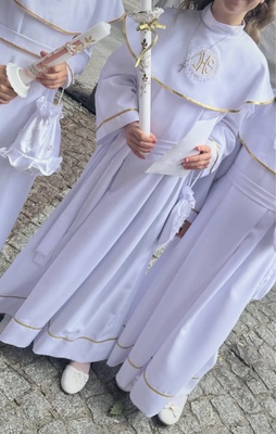 Elbląg Alba komunijna. 
Dziewczęca. 
Stan bardzo dobry
Alba z torebką
Długość 120 cm