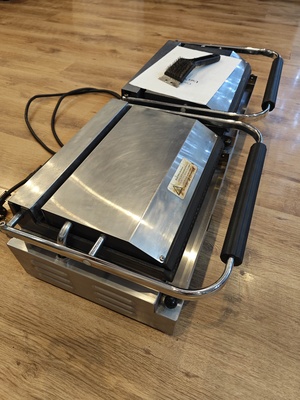 Elbląg Sprzedam używany niecały rok grill elektryczny gastronomiczny CaterChef. Stan bardzo dobry. Mozliwa wysyłka