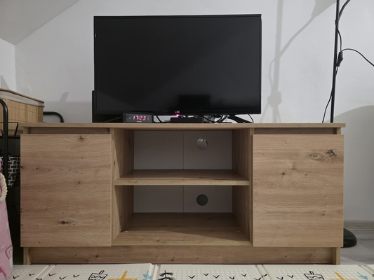 Elbląg Sprzedam drewniana KOMODA RTV w kolorze dąb sonoma. Posiada dwie zamykane szafki oraz otwartą półkę na sprzęt