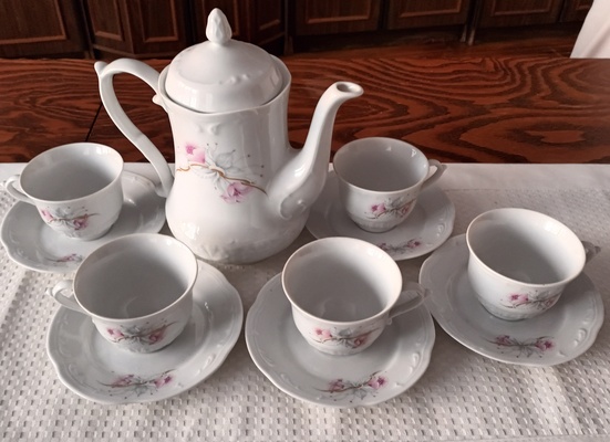 Elbląg Porcelanowy serwis do kawy Włocławek. Dzbanek i pięć filiżanek z talerzykami.