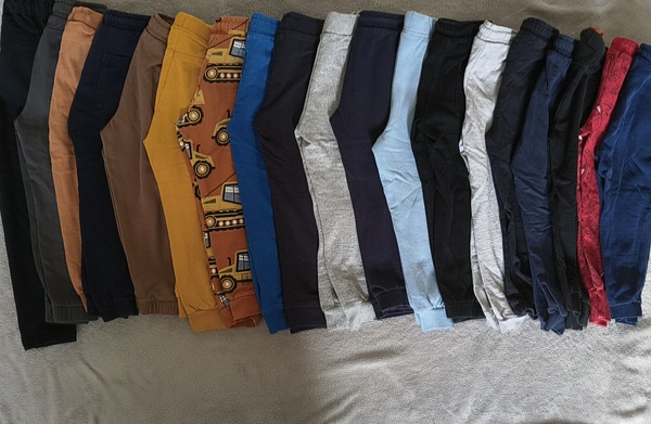 Elbląg Sprzedam spodnie chłopięce rozmiar 104,zestaw składa się z 19 sztuk. Spodnie noszone przez jedno dziecko, stan