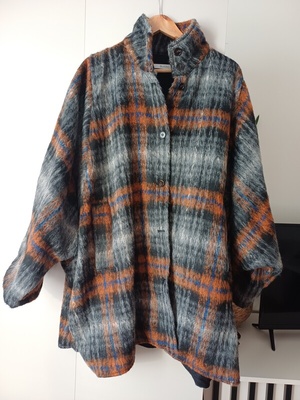 Elbląg SPRZEDAM NOWĄ KURTKĘ, marki BURRO, szerokość w biuście 160 cm, długość 89 cm, rękaw KIMONO. W składzie wełna i