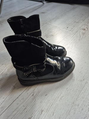 Elbląg Śliczne kozaczki dla dziewczynki - rozm.30
Długość podeszwy - 19 cm. 
Zamek sprawny, czubki nie zdarte.