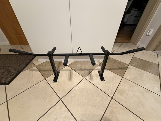 Elbląg Sprzedam drążek do podciągania montowany do sufitu. Szerokość całkowita ok.110 cm, rozstaw wewnętrznych rączek