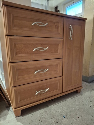 Elbląg Sprzedam używaną :
komodę: szer. 80 cm, gł. 45 cm, wys. 84 cm, 
 100 zł. ;
regał IKEA: szer. 76 cm, gł. 39 cm,