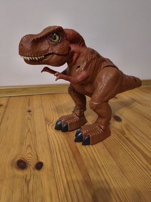 Elbląg Sprzedam dużego, interaktywnego dinozaura. Wysokość 30 cm, długość 50 cm. Dinozaur chodzi, wydaje dźwięki, rusza