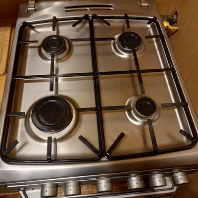 Elbląg Sprzedam dwuletnią kuchenkę gazową AMICA. Wyposażona w zapalniki iskrowe, rozen, szybę ochronną. Stan dobry, w