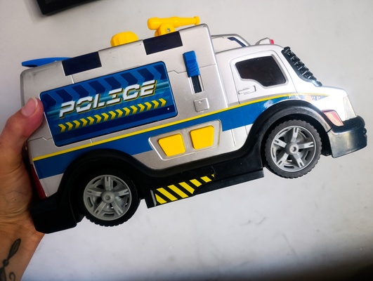 Elbląg Oddam duże auta dla dzieci. Policja i karetka. Stan dobry są ślady użytkowania w karetce brak tylnych drzwi. W