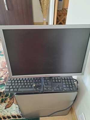 Elbląg Komputer Dell z monitorem Dell, klawiatura oraz głośniki.